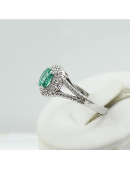 Women's classic white gold ring with emerald and diamonds