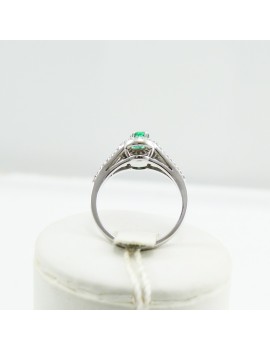 Women's classic white gold ring with emerald and diamonds