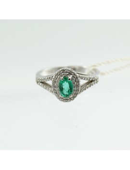 Women's classic white gold ring with emerald and diamonds