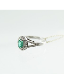 Women's classic white gold ring with emerald and diamonds