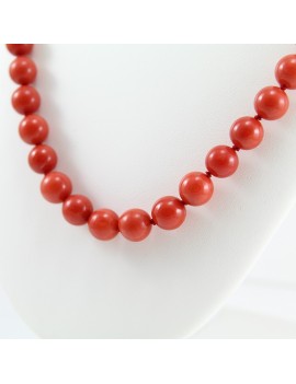 Mediterranean red coral thread to women's necklace with yellow gold clasp