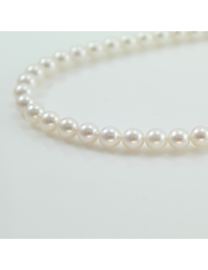 Collana di perle giapponesi di circa 5 mm con chiusura in oro bianco 18k e  diamanti