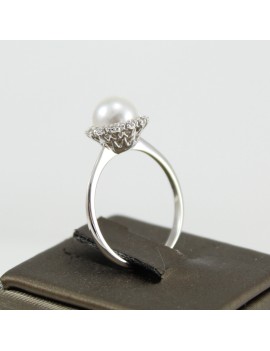 anello perla Akoya da 7 mm e diamanti