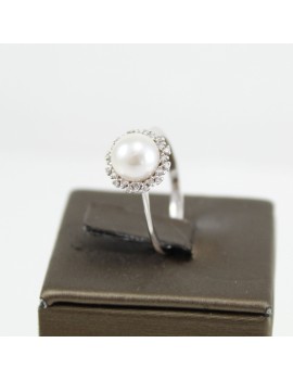 Anelllo con perla Akoya in oro bianco contornato da diamanti